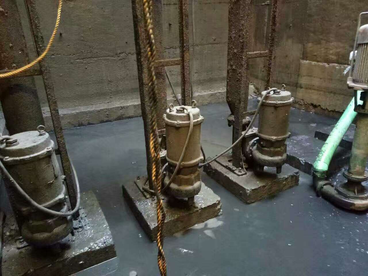 霍城污水池清理