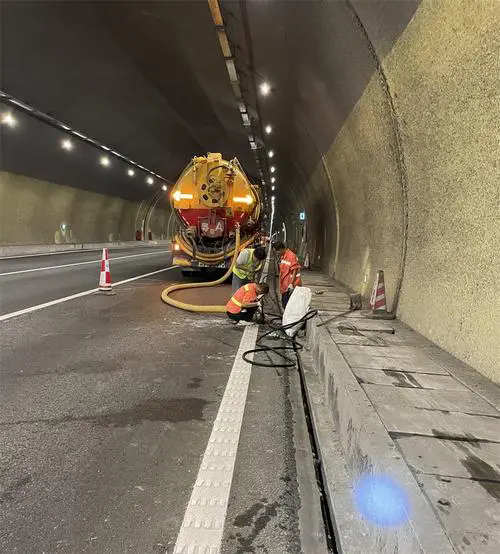 霍城隧道排水渠清淤